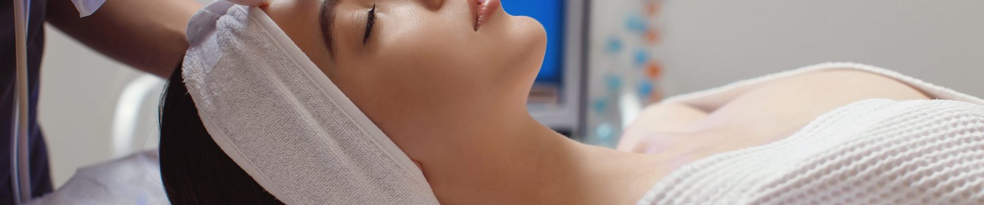 Side,View,Of,Woman,Receiving,Microdermabrasion,Therapy,On,Forehead,At